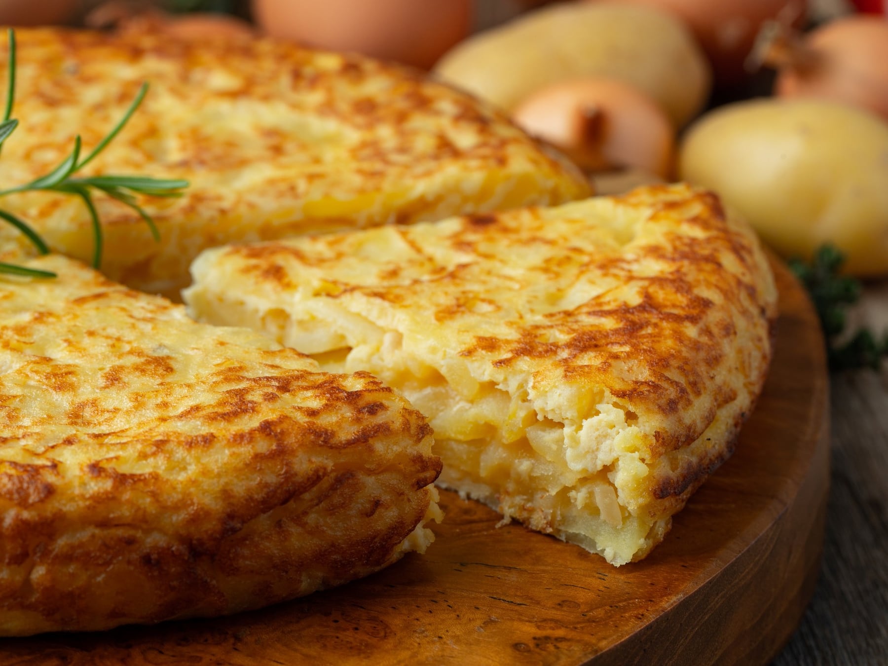 La tortilla de papas que se come sin culpa: tres formas de evitar la fritura sin perder sabor