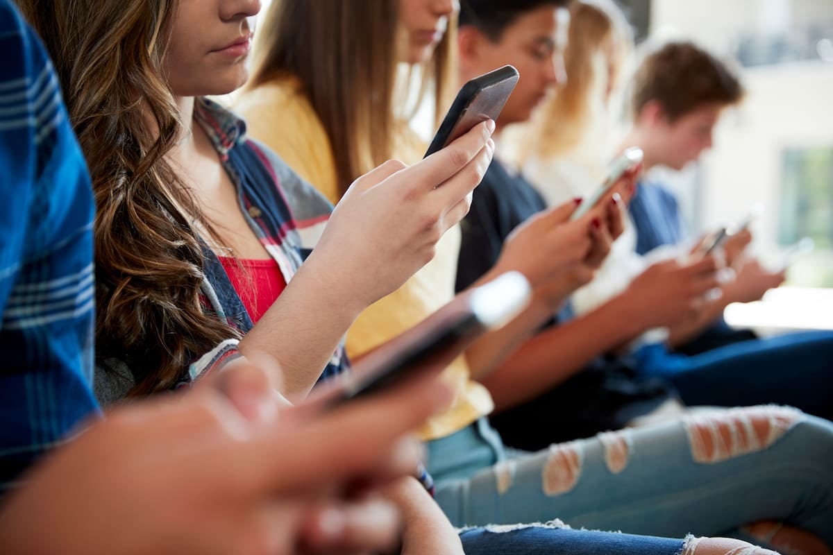 Cedears y tecnológicas lideran el primer portafolio de los jóvenes argentinos, mientras crece la mora en créditos de bajo monto