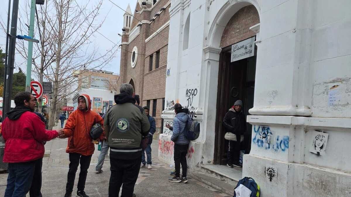 El parador de Neuquén deja de ser solo un techo de invierno y se reconvierte en una herramienta de reinserción