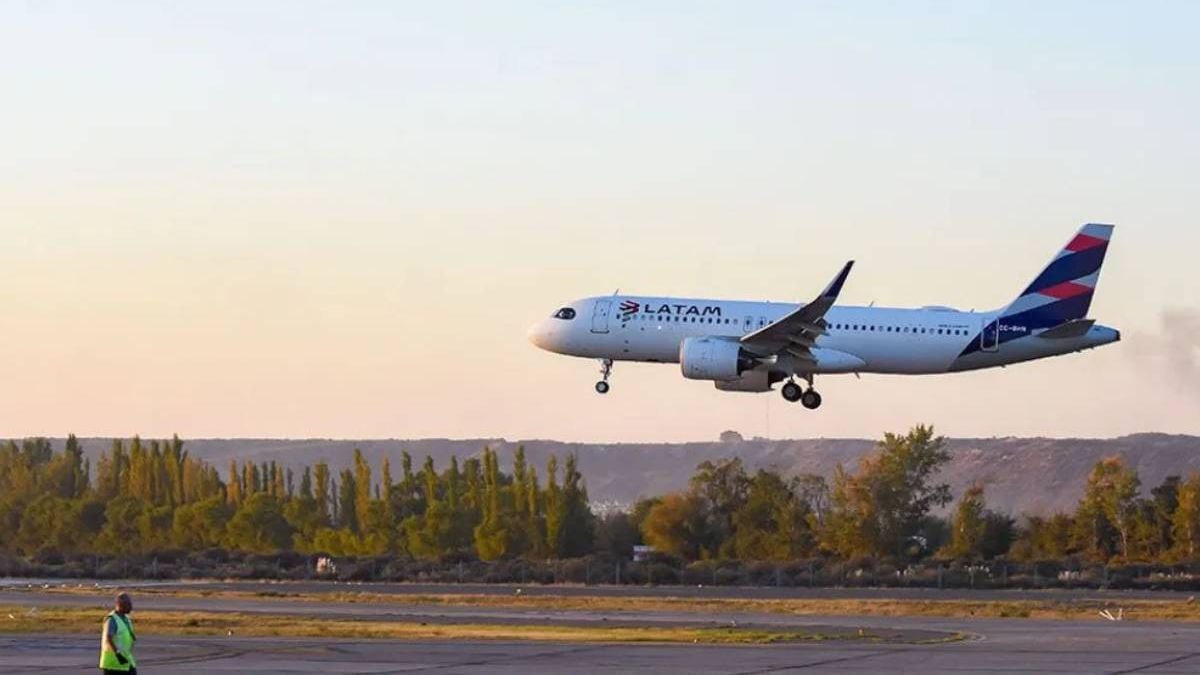 LATAM dice adiós a la ruta Neuquén-Santiago y deja al aeropuerto neuquino sin su vuelo directo a Chile