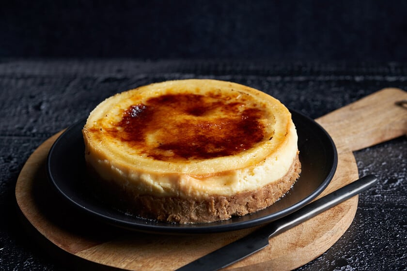 Cheesecake con costra caramelizada: cuando el clásico de la crema y la galleta se cruza con la técnica del postre francés
