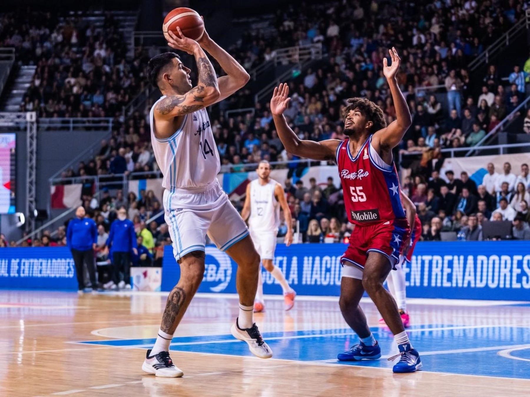 Deck se calzó el traje de figura y la Selección cerró la noche a puro triple en Mar del Plata