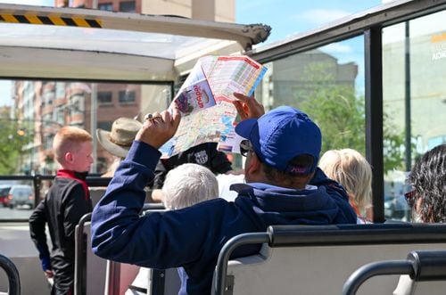 Neuquén mueve a turistas y residentes en buses gratuitos que conectan miradores, parques y el río