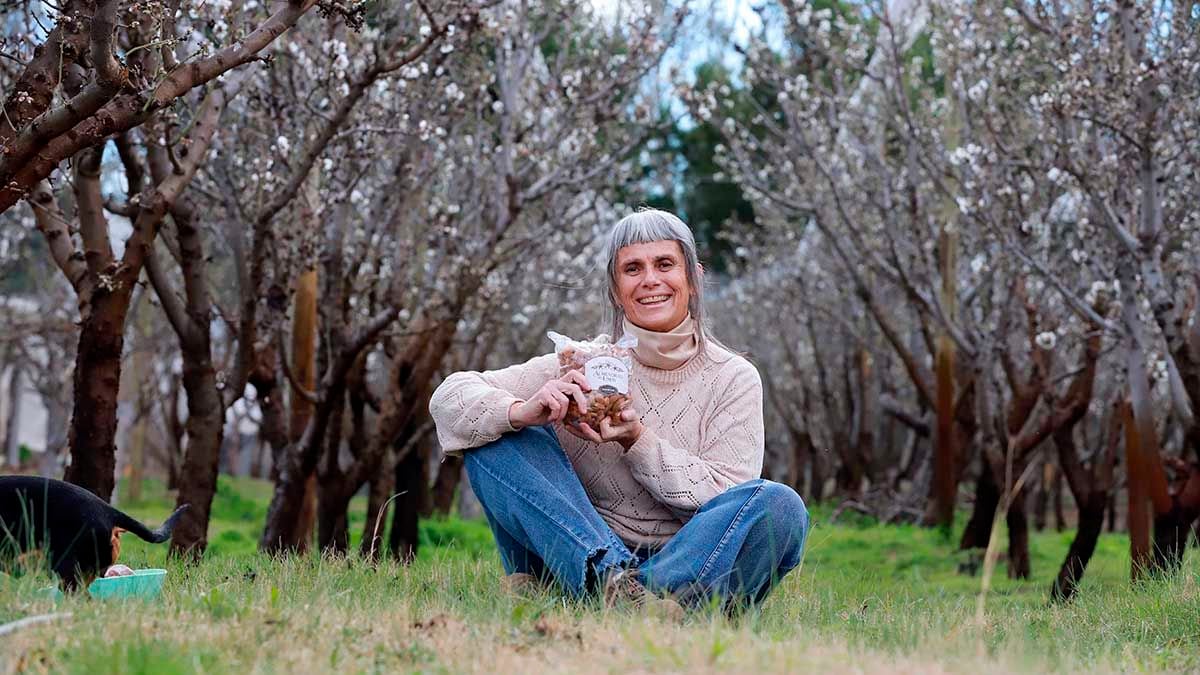 Teresita, la profesora que encontró en una hilera de almendros una razón para levantarse cada mañana