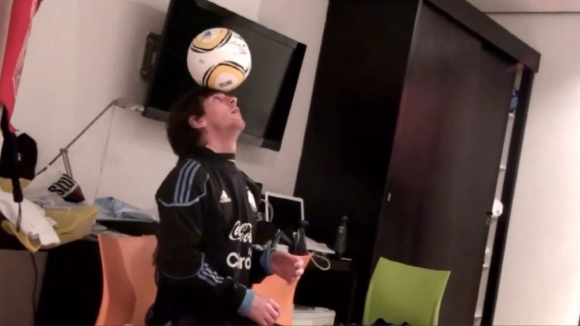 Messi, la Jabulani y los pies desnúcelos: el video que volvió a enamorar a la Argentina