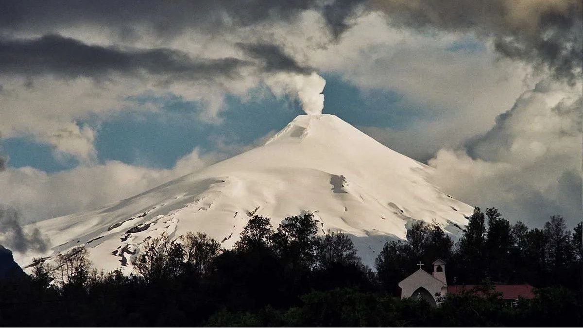 Alerta amarilla en el Villarrica: lo que se sabe hasta ahora y por qué mirarlo desde Neuquén