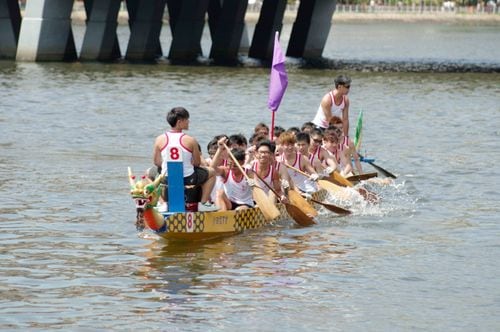 El río Limay se prepara para una jornada de dragon boat con equipos de diez palistas y cero experiencia previa