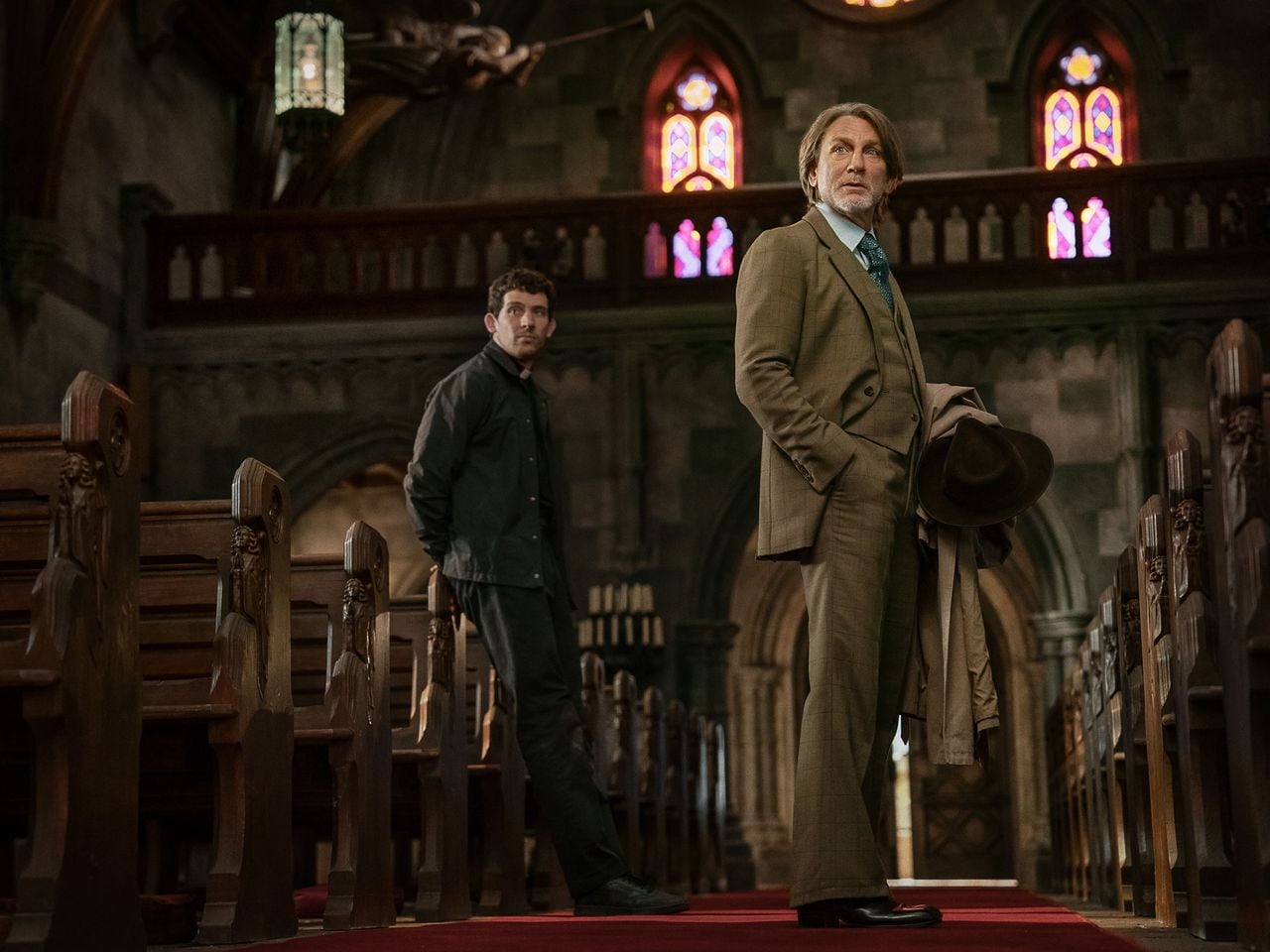 Morgan Spector se pone la gabardina de Robert Langdon: Netflix vuelve a abrir el universo de Dan Brown con una serie rodada en Praga