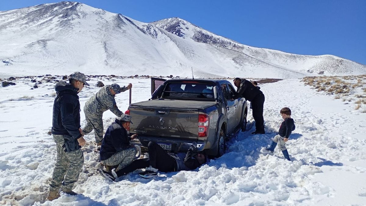 Quince kilómetros a pie por la nieve para traer a su familia de vuelta a casa
