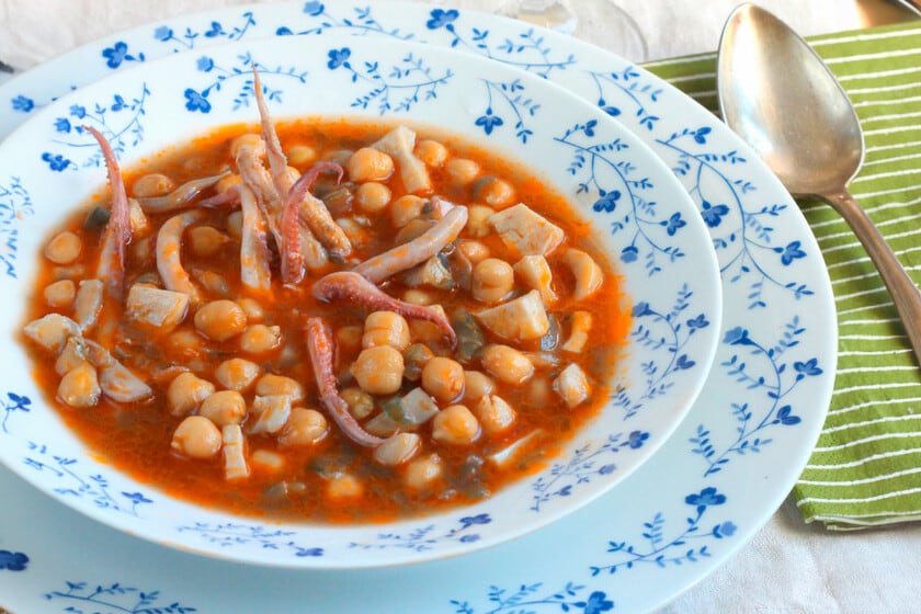 Garbanzos con calamares: un guiso de media hora que mejora con el paso de las horas