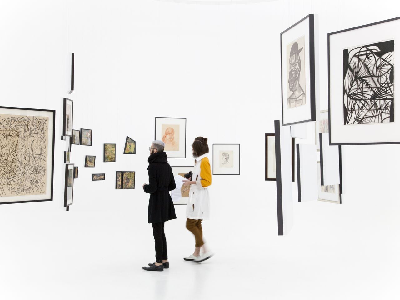 Una remera, un tapado, un guardapolvo: el Museo de Arte Moderno lee la ropa como una novela del país
