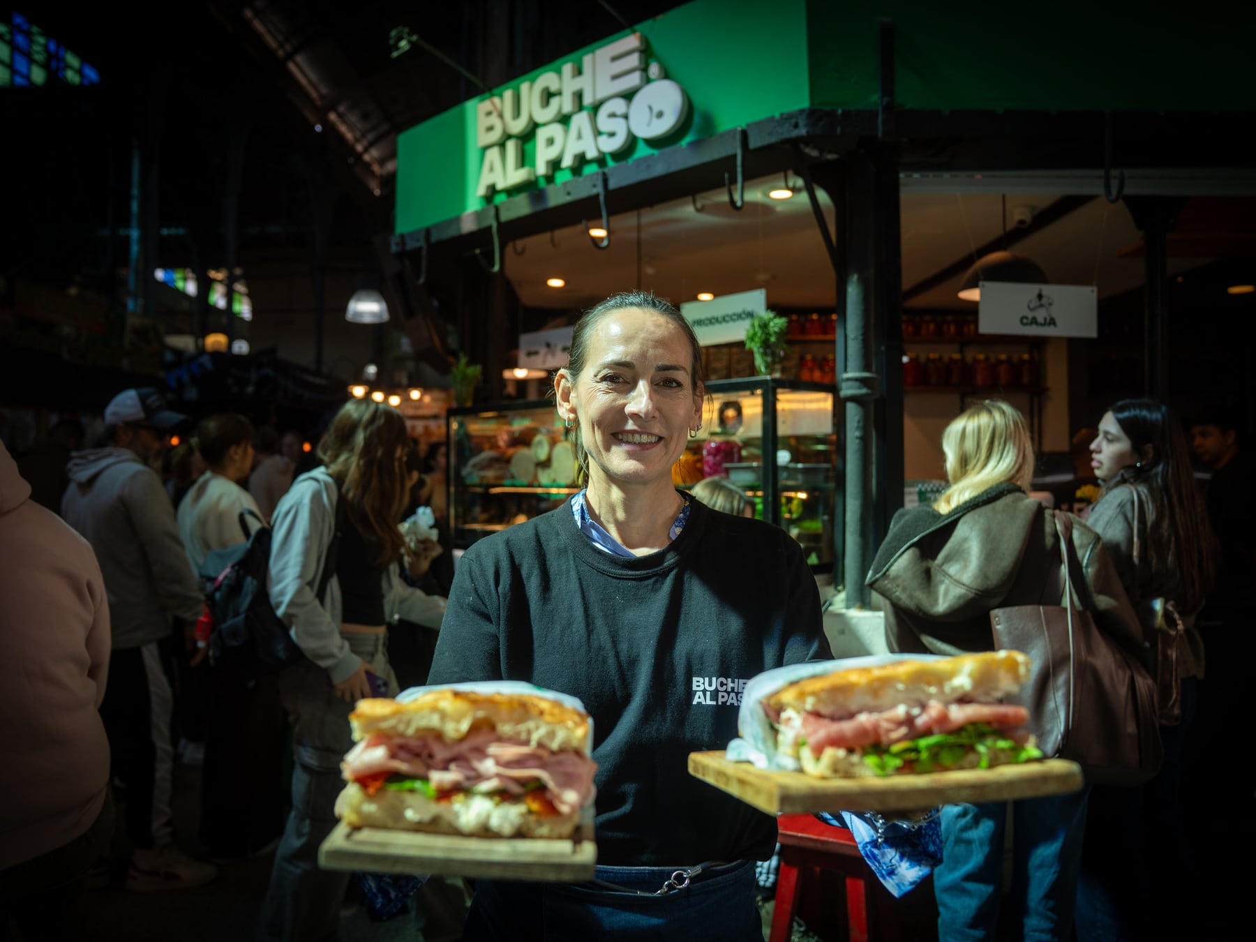 Cien sándwiches por día y un pan a leña: la fórmula del puesto 45 de San Telmo para pelearle a la cadena de fiambres