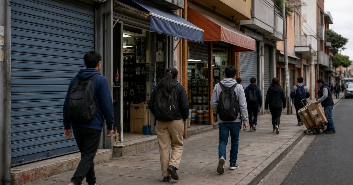 El empleo formal acumula una pérdida de 354.128 puestos desde fines de 2023 y la industria lleva 20 meses en retroceso