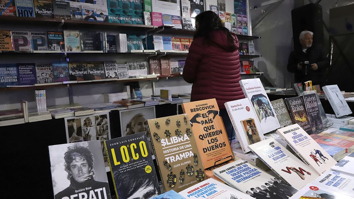 Reabrieron las carpas del Parque Central: la Feria del Libro de Neuquén vuelve con precios que arrancan en 2.000 pesos y combos que tientan al bolsillo