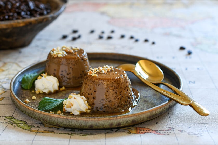 El flan de café que se cocina a baño maría y se desmolda al día siguiente: una receta simple para golosos pacientes