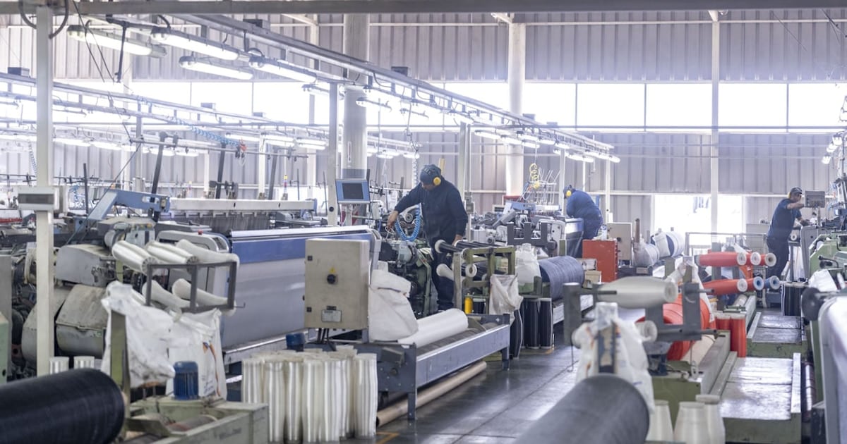 La industria pyme acumula dos años de caída del empleo y busca sostener personal con servicios y mantenimiento