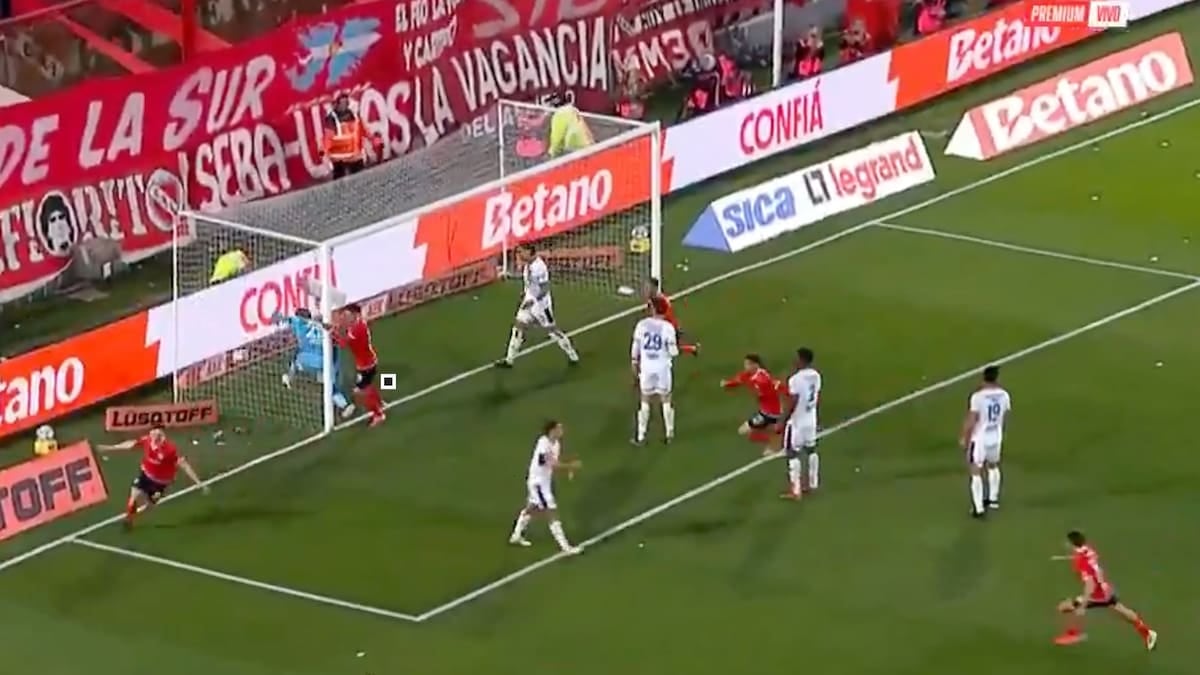 Arrayago cabeceó la historia: el Rojo le gana al Ciclón en el Libertadores de América