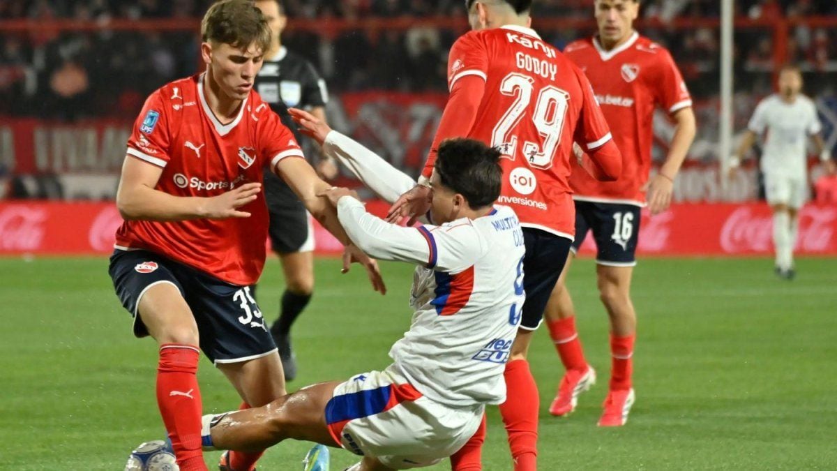 El Rojo y el Ciclón se sacaron chispas en Avellaneda y terminaron conformándose con un empate que dejó gusto a poco