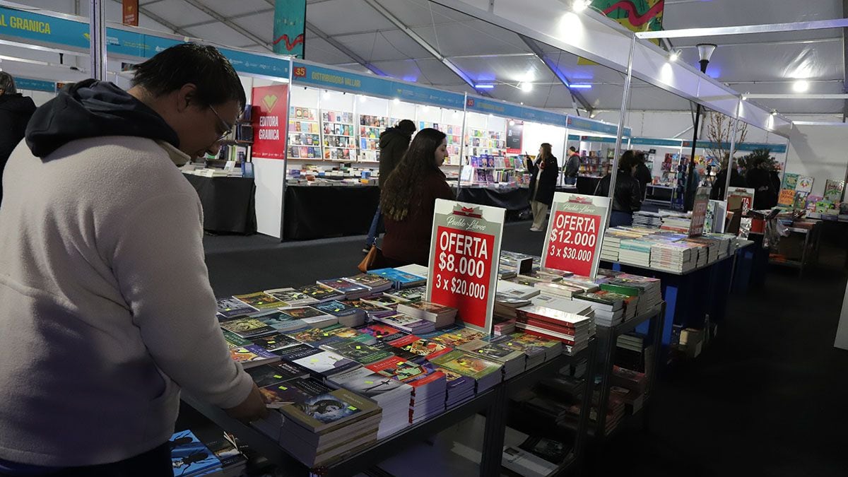 La Feria del Libro de Neuquén despliega una jornada con laboratorio de escritura, poesía y cine en el corazón de la capital
