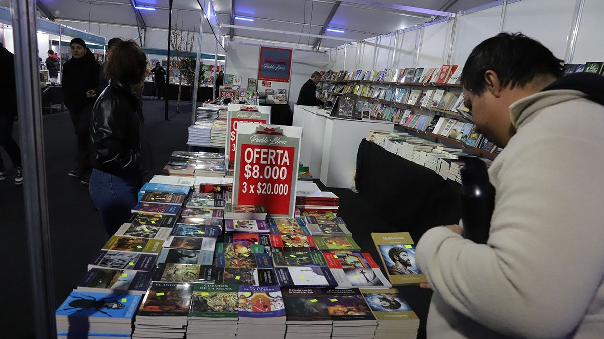 La Feria del Libro de Neuquén se vive entre globa y museo: talleres, teatro y autores hasta el domingo