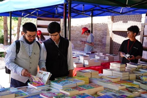 La Feria del Libro de Neuquén se despide con un fin de semana para caminar, ojear y sentarse a escuchar