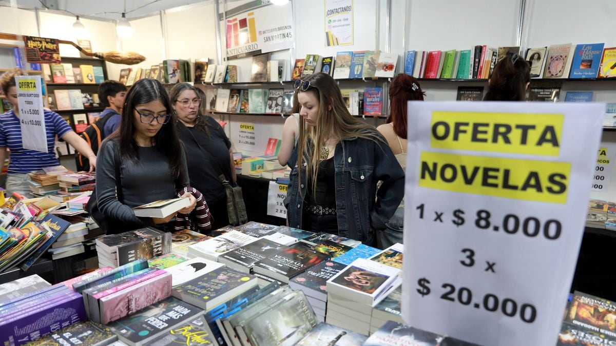 La Feria del Libro de Neuquén abre sus stands en el Parque Central con precios que arrancan en dos mil pesos