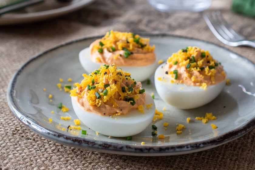 Huevos rellenos: el truco del colador fino para lograr una crema más aireada y pareja