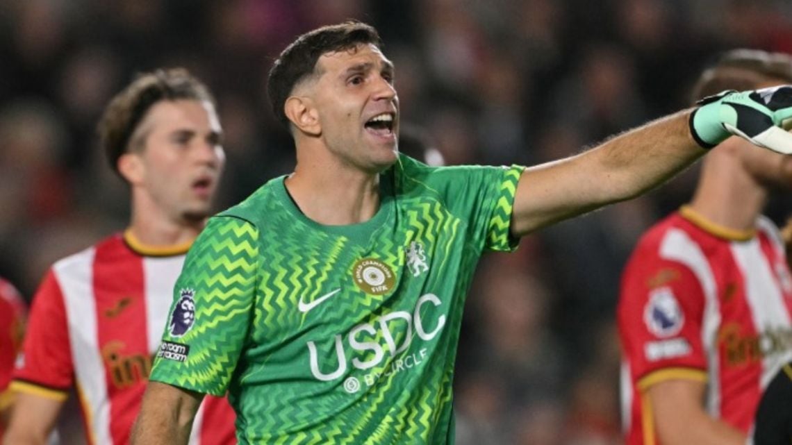 El Dibu no la pasa: Chelsea cayó 3-0 ante Brentford y ya suma diez goles en contra en cuatro fechas