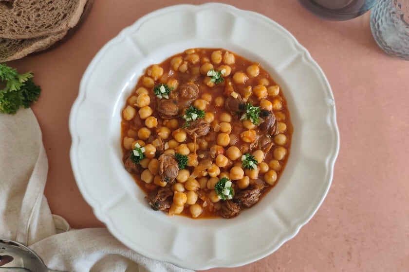Garbanzos con zamburiñas: un guiso exprés que se cocina en menos de media hora con conservas y pocas verduras