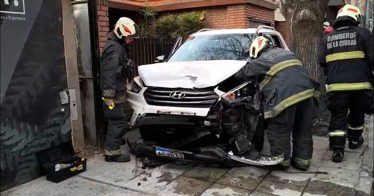 Un conductor de 33 años perdió el control en Palermo y terminó sobre la vereda en una cuadra residencial