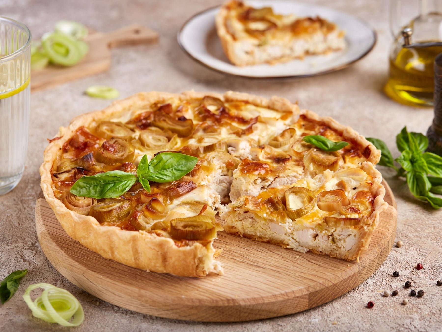 Aprovechar el pollo que sobra: combinaciones de relleno y masa casera para armar una tarta sin volver a comprar