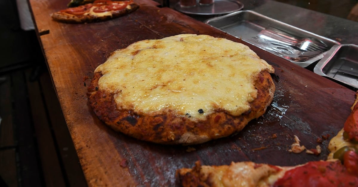 Una noche de pizza y cerveza en Güerrín: la cuenta que dejó a una clienta en 51.390 pesos con efectivo