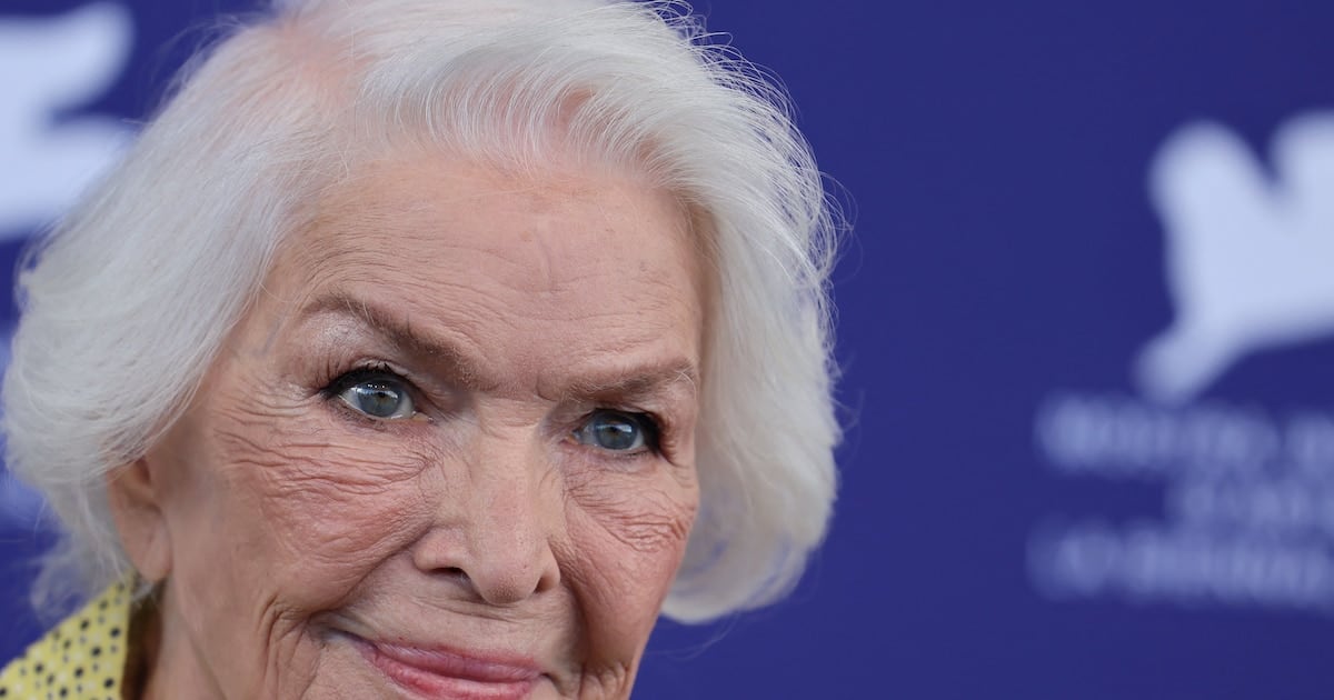 A los 93, con el paso lento y la muñeca en alerta: la rutina que Ellen Burstyn defiende para no perder equilibrio