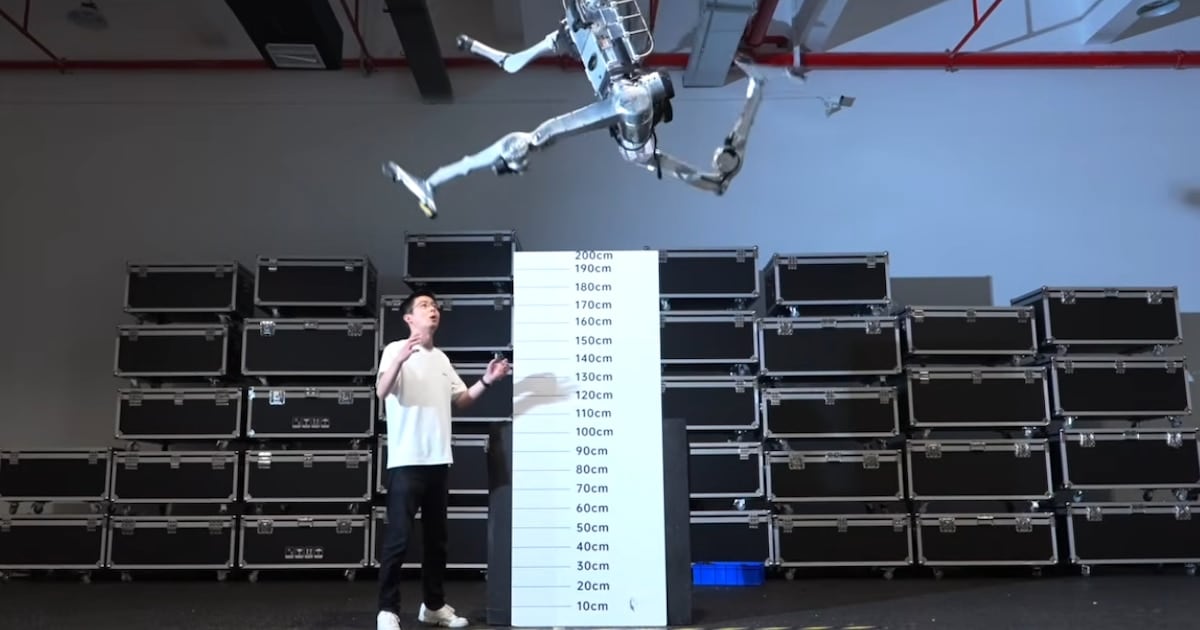 Le pone el celular en la cabeza, corta verduras y le pagan: el trabajo oculto que enseña a los robots a barrer tu casa