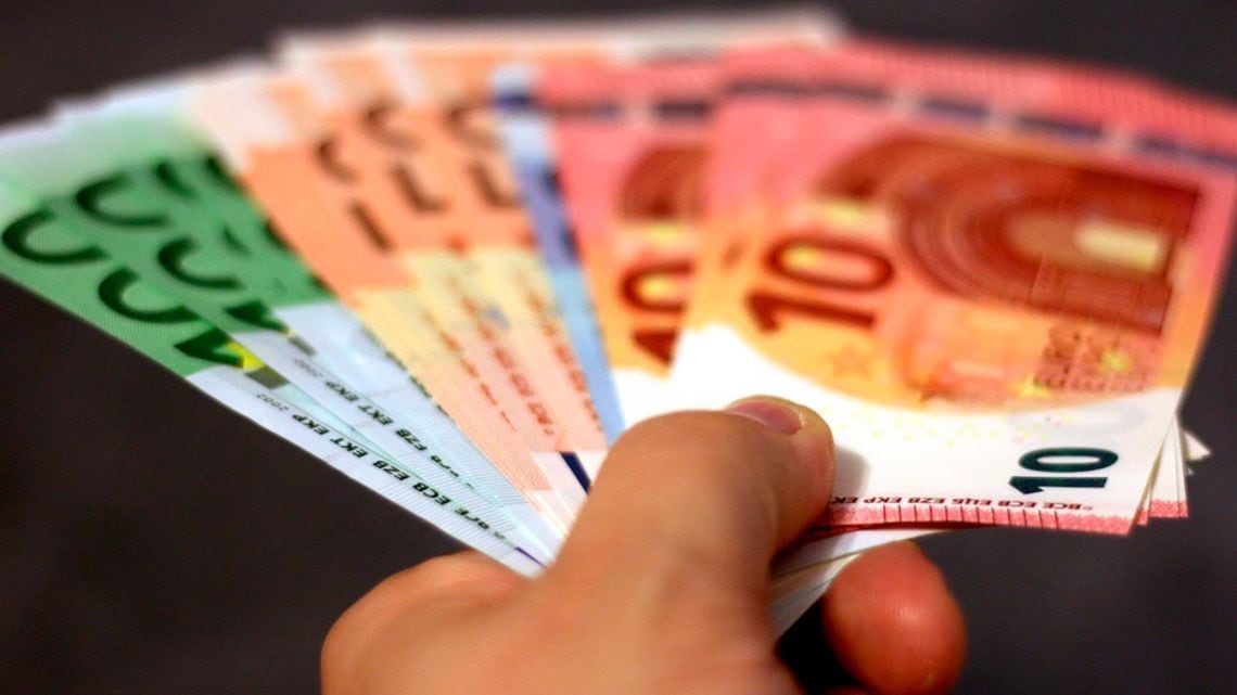 Euro blue: la cotización informal arrancó la jornada con un alza de seis pesos y se acercó a los 1.860