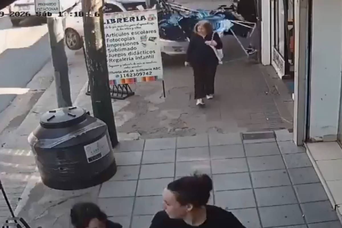 Atropelló a una joven en la vereda de un local de ropa en Almirante Brown y quedó registrado por una cámara de seguridad