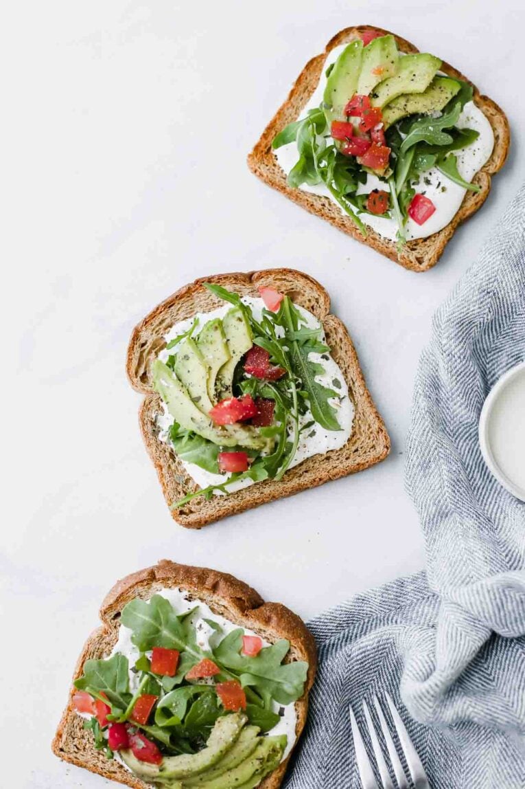 Tostadas con palta: cinco combinaciones para salir de la receta de siempre