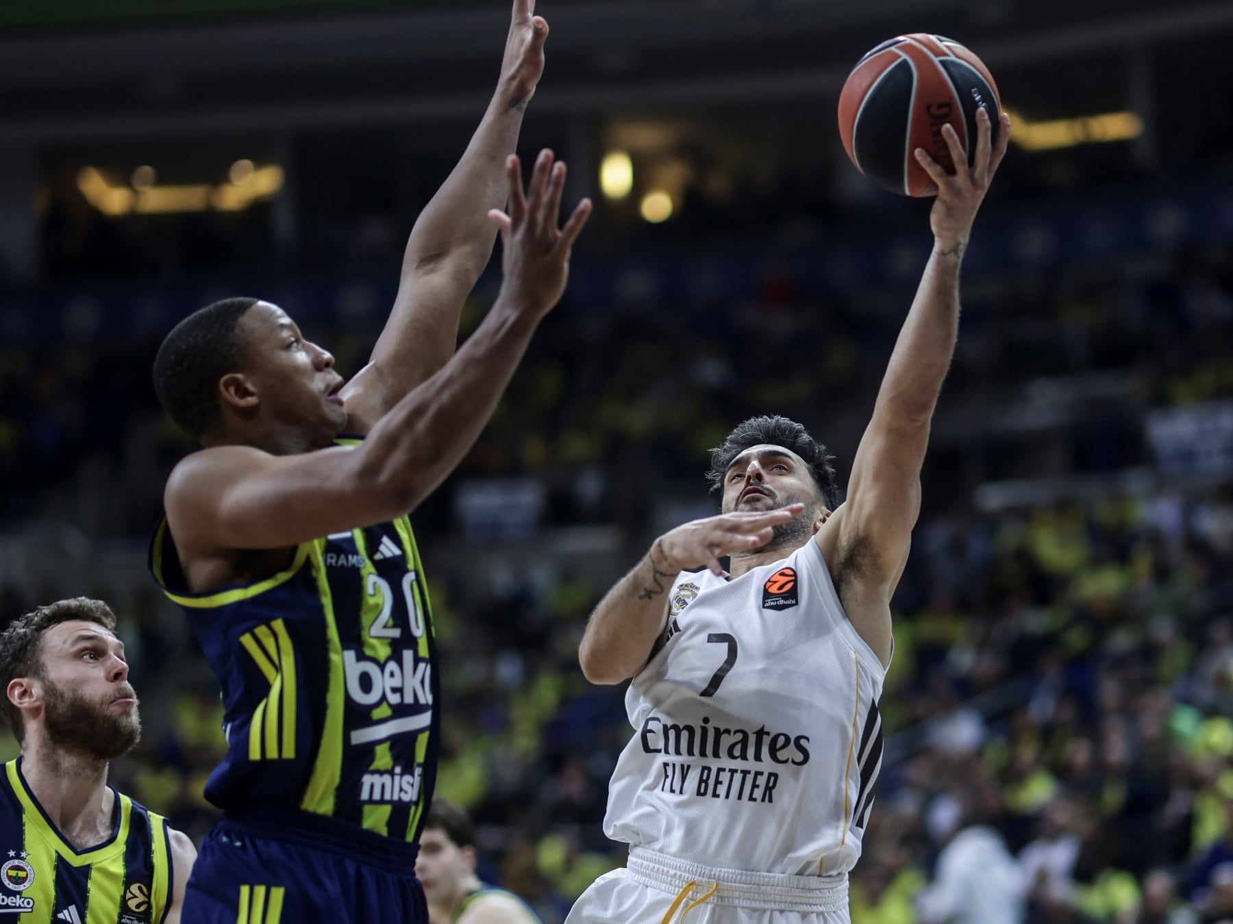 Corbalán se calza la naranja del Valencia y los argentinos ya son cinco en la Euroliga