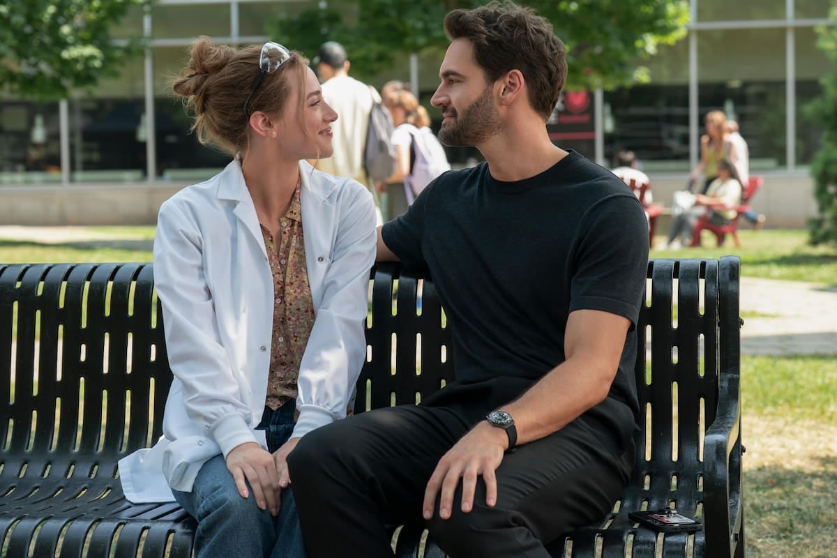 Lili Reinhart y Tom Bateman ensayan un romance de manual en Prime Video