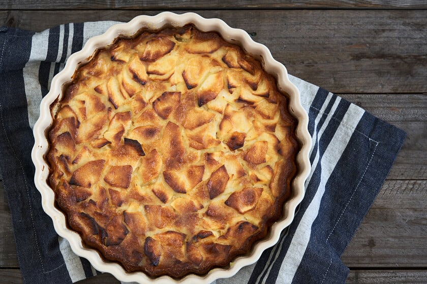 Tarta de manzana en media hora: una receta con la fruta dentro de la masa y glaseado de damasco