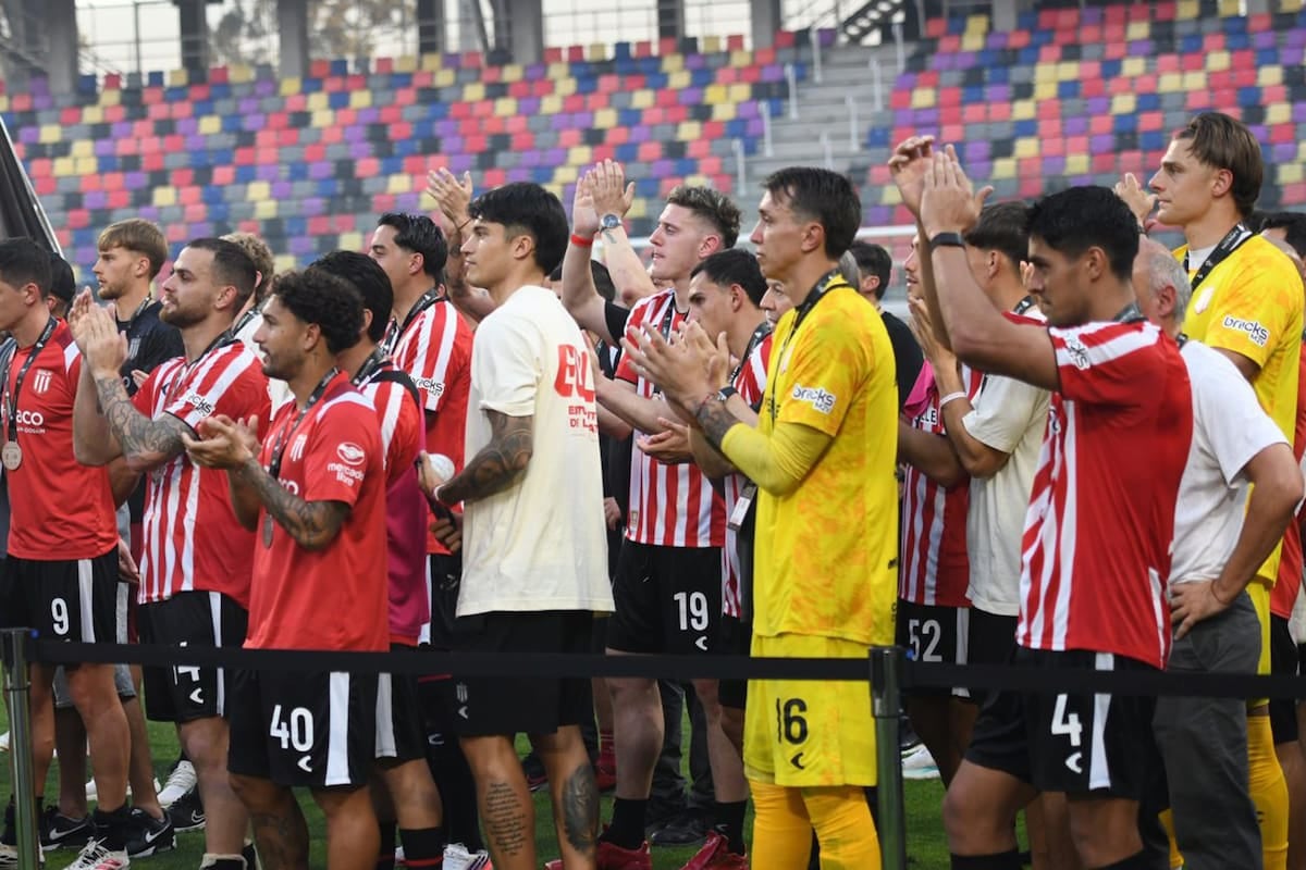 El Canalla levantó la Supercopa en Santiago y dejó al Pincha masticando bronca