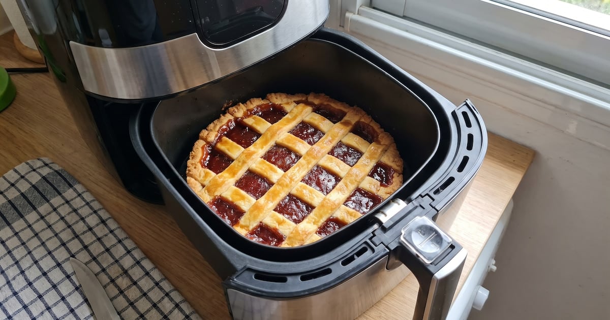 Tu próxima freidora de aire te va a mirar mientras te cocina: ya hay modelos con cámara, sensores y wifi en Argentina