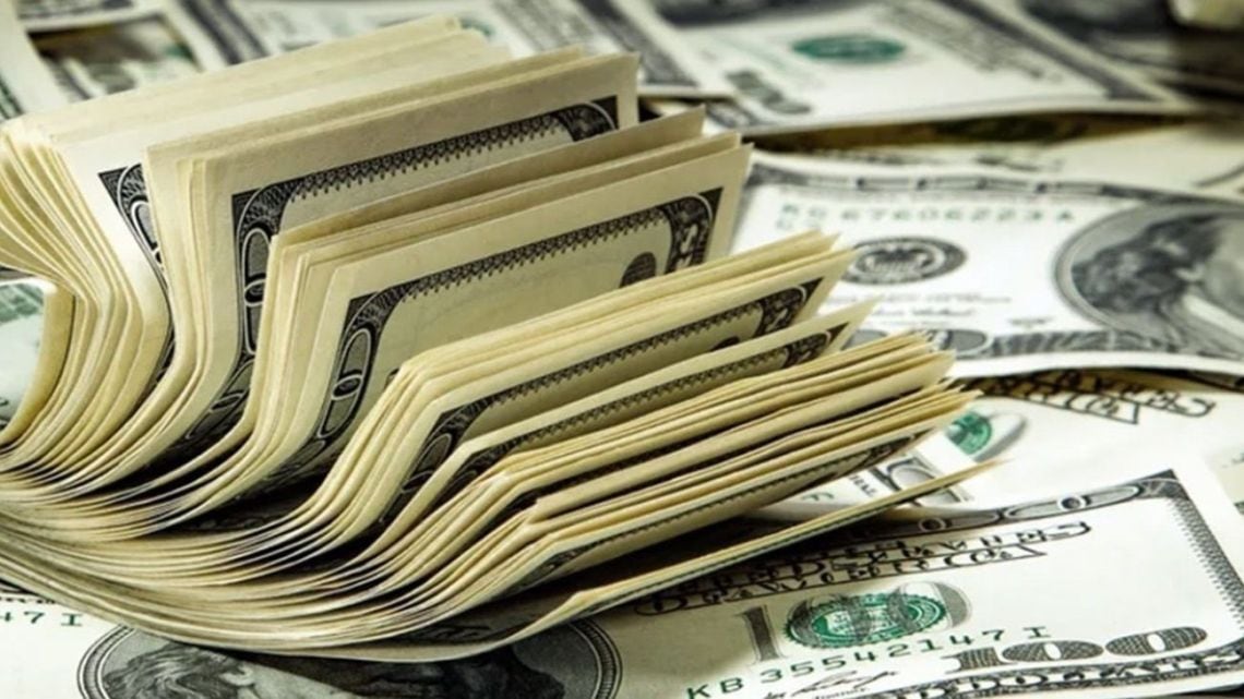 El dólar blue cedió cinco pesos y se alejó del techo de $1.560 en la rueda cambiaria de este jueves