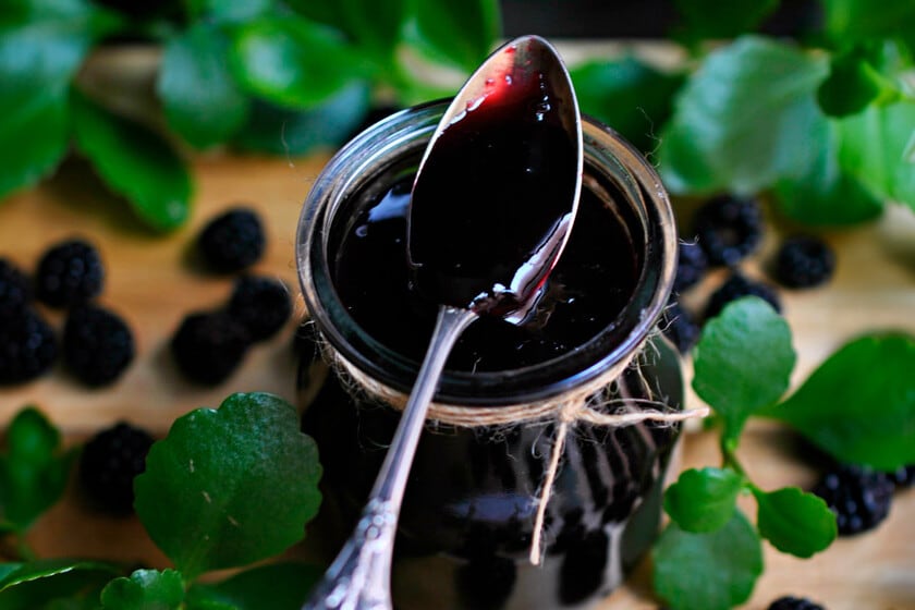 Una mermelada casera de moras silvestres que se luce en la tostada y suma a la tarta de queso