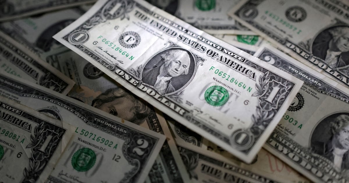 El dólar oficial cedió cinco pesos en la semana y se aleja del pico que había tocado en el segmento mayorista