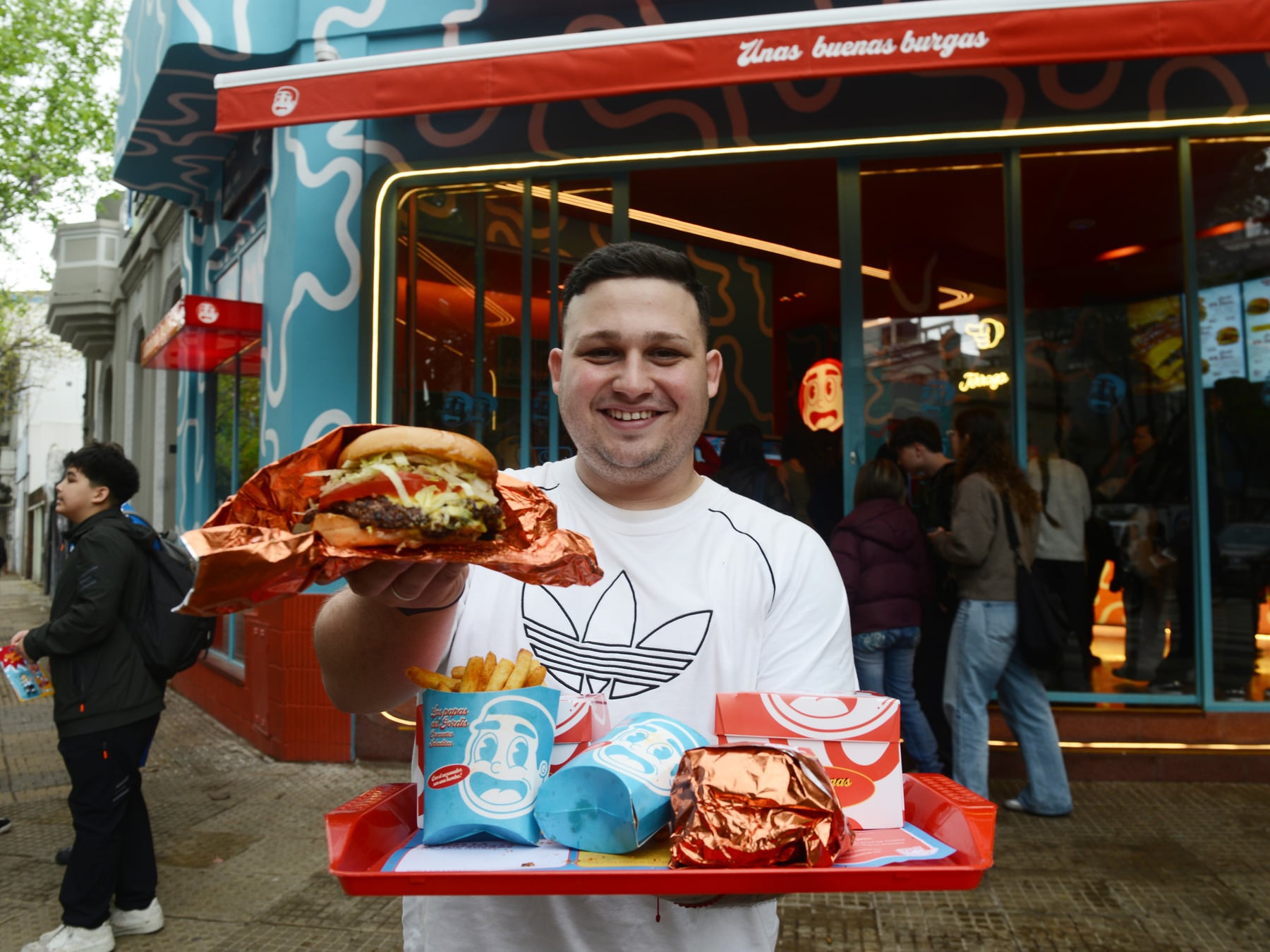 Gordis Burger aterriza en Palermo con un local de pantallas, caja propia y entregas tercerizadas