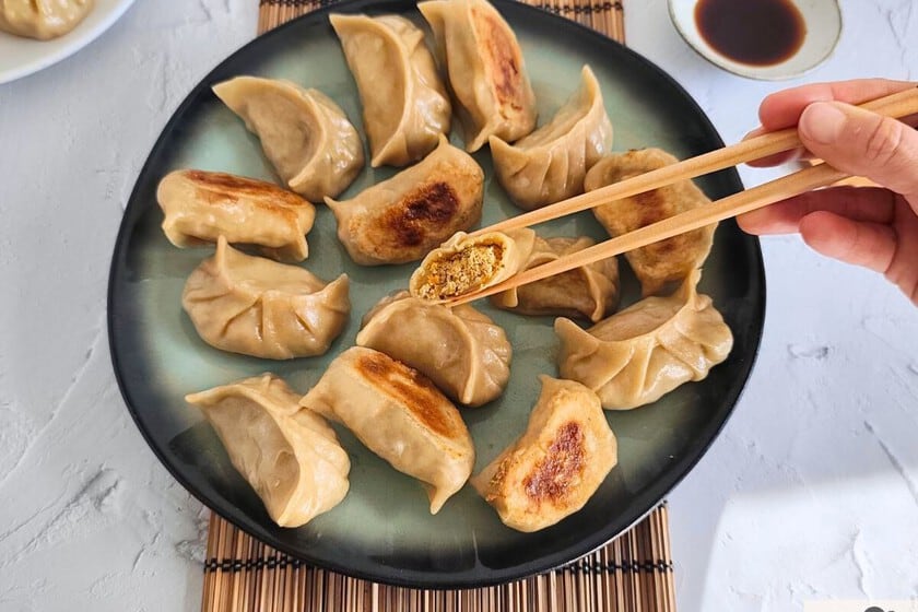 Treinta gyozas de verduras con base crocante y relleno de tofu ahumado: la receta paso a paso para sumar a la mesa de invierno