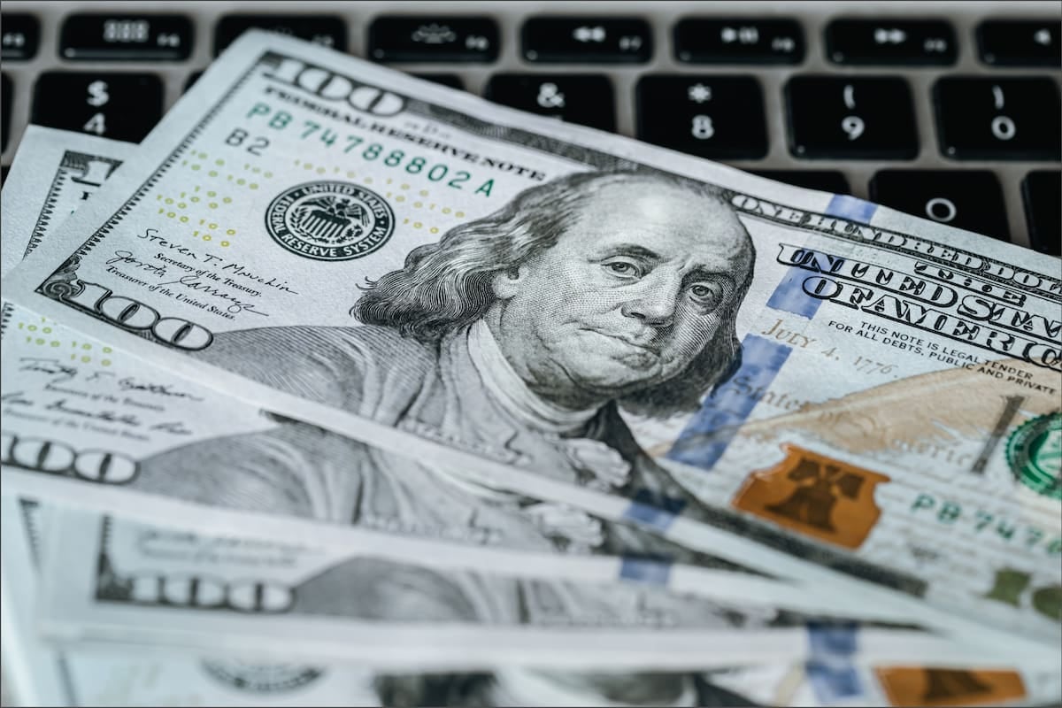 Dólar: el oficial se sostiene en $1540 y el blue, en $1560, según el cierre de la última rueda hábil