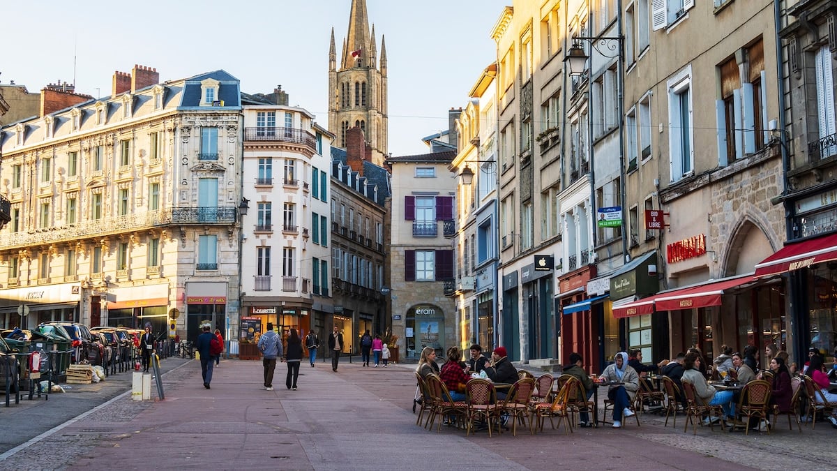 Limoges, la ciudad francesa que hace dos siglos moldea porcelana y esmalte con la misma paciencia