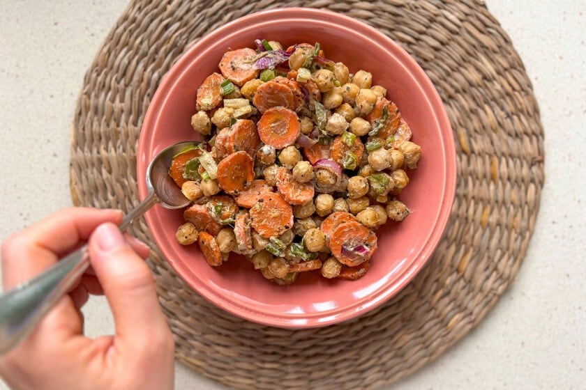 Garbanzos al horno con tahini: una ensalada templada para sumar legumbres sin perder tiempo en la cocina